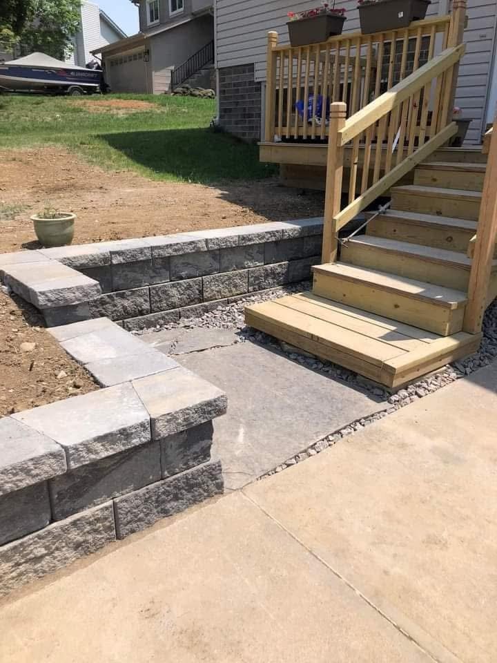 Retaining wall with integrated entry and wood steps